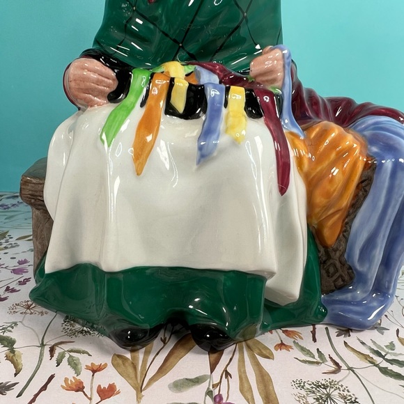 Royal Doulton ''Silk and Ribbons”Signed By Leslie H, Figurine HN2017 England 6”H - Picture 6 of 16